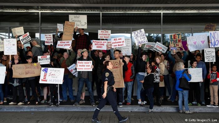 Muslime beten am New Yorker Flughafen für Flüchtlinge und Migranten